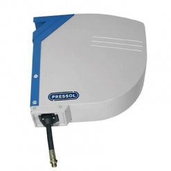 Werkzeuge – Qualität für Profis Der Pressol Schlauchaufroller-Kühlmittel verfügt über einen blau-grauen, an der Wand montierten einziehbaren Schlauchaufroller und einen daran befestigten schwarzen Schlauch mit einem Messinganschluss. Ideal für Personen, die zuverlässige Werkzeuge wie Profi Werkzeuge kaufen oder eine praktische Bohrmaschine für Heimwerker suchen. Jetzt kaufen