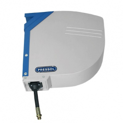 Werkzeuge – Qualität für Profis Ein wandmontierter Schlauchaufroller, bekannt als Pressol Schlauchaufroller-Kühlmittel, GDI-D-120 bar-DN 12-15 m, besticht durch ein elegantes blau-graues Gehäuse. Er ist ideal für jede Garage, die mit einem Akkuschrauber-Set oder günstigen Elektrowerkzeugen ausgestattet ist. Er umfasst einen einziehbaren schwarzen Schlauch und eine Messingdüse, um alle Ihre Bewässerungsanforderungen zu erfüllen. Jetzt kaufen