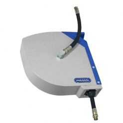 Werkzeuge – Qualität für Profis Das Pressol Schlauchaufroller-Kühlmittel, GDA-D-120 bar-DN 12-10 m, mit montiertem Metallgehäuse mit blauen Akzenten und einem aufgerollten schwarzen Schlauch mit Anschlüssen ist eine unverzichtbare Ergänzung für alle, die Profi-Werkzeuge kaufen möchten. Es ist ideal sowohl für Profis als auch für Heimwerker, die Wert auf hochwertige Werkzeuge legen. Jetzt kaufen