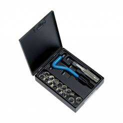 Werkzeuge – Qualität für Profis Ein V-COIL Gewinde-Reparatur-Satz M 6x1,0 - Zündkerzen-Werkzeugsatz, bestehend aus einem schwarzen Koffer mit verschiedenen Metallwerkzeugen und Schraubeinsätzen, einschließlich eines Werkzeugs mit blauem Griff, liegt geöffnet im Schaufenster – perfekt für alle, die professionelle Werkzeuge oder einen Schraubenschlüsselsatz kaufen möchten. Jetzt kaufen