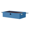 Werkzeuge – Qualität für Profis Die Pressol Grubenwanne-100 l, H 300 mm-G 3/4'' a ist ein rechteckiger blauer Metallbehälter, perfekt für alle, die Werkzeug kaufen möchten, mit einem dunklen Grilldeckel und zwei hervorstehenden zylindrischen Anschlüssen auf jeder Seite. Dies macht ihn ideal zur Aufbewahrung Ihrer wichtigsten Utensilien. Jetzt kaufen