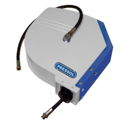 Werkzeuge – Qualität für Profis Mit seinem eleganten grauen Metallgehäuse, in dem ein schwarzer Schlauch untergebracht ist, weist der Pressol Schlauchaufroller für Öl, GDA-WB-120 bar-DN 12-10 m einen markanten blauen Akzent auf und zeigt deutlich die Marke Pressol auf seiner Seite. Dies macht ihn zum idealen Begleiter für jedes Heimwerkerprojekt, ähnlich einem unverzichtbaren Akkuschrauber-Set für Heimwerker. Jetzt kaufen