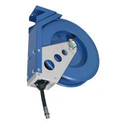 Werkzeuge – Qualität für Profis Der Pressol Schlauchaufroller für Öl, O-D-120 bar-DN 12-15 m ist ein blauer Industrie-Schlauchaufroller mit schwarzem Schlauch und Metallhalterung für die Wandmontage. Er ergänzt perfekt jeden Arbeitsplatz, der mit einem Akkuschrauber-Set ausgestattet ist oder wenn Sie sich für den Kauf eines Schraubenschlüssel-Sets entscheiden. Jetzt kaufen