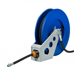 Werkzeuge – Qualität für Profis Der Pressol-Schlauchaufroller für Öl besteht aus einer eleganten blauen Rolle, kombiniert mit einem schwarzen Schlauch und einer Metalldüse und ist fachmännisch auf einer grauen Metallhalterung mit kreisförmigen Aussparungen montiert – ideal für alle, die beim Kauf eines Werkzeugs Wert auf Qualität legen. Jetzt kaufen