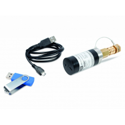 Werkzeuge – Qualität für Profis Auf weißem Untergrund angeordnet sind ein USB-Stick, ein USB-Kabel und der Kompressionsdruck-Schreiber Bluetooth KP_BT01_LR im zylindrischen Design mit Messingstecker und sind somit die idealen Begleiter für jeden Heimwerker, der sich für Werkzeuge wie die Bohrmaschine für Heimwerker interessiert. Jetzt kaufen