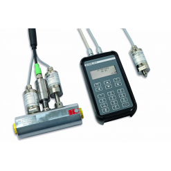 Werkzeuge – Qualität für Profis Ein digitales Handgerät, das in seiner Präzision dem Hydraulik-Diagnosegerät Durchfluss 7,5...75 l/min - HD 01_Set_01 ähnelt, lässt sich über Kabel mit verschiedenen Industriesensoren verbinden, um Druck oder andere mechanische Parameter zu messen. Jetzt kaufen