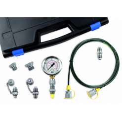 Werkzeuge – Qualität für Profis Ein Hydraulik-Prüfkoffer digital 1 Manometer - HPKD 10_LR, komplett mit Druckmesser, Spiralschlauch, verschiedenen Adaptern und Anschlüssen, liegt ordentlich auf einer weißen Fläche. Im Hintergrund wartet ein schwarzer Tragekoffer, bereit, in Ihre Elektrowerkzeuge günstig-Sammlung aufgenommen zu werden. Jetzt kaufen