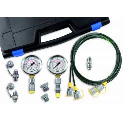 Werkzeuge – Qualität für Profis Wir stellen den Hydraulik-Prüfkoffer analog 1 Manometer - HPK 10_LR vor: ein professioneller Werkzeugsatz mit Druckmessgeräten, Schläuchen und verschiedenen Metallanschlüssen, alle sorgfältig auf weißem Hintergrund angeordnet – perfekt für alle, die auf der Suche nach Profi-Werkzeugen der Spitzenklasse sind. Jetzt kaufen