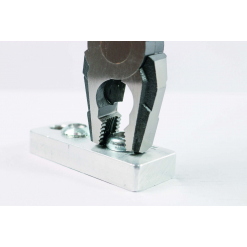 Werkzeuge – Qualität für Profis Eine Entriegelungszange für SAE-Schnellkupplungen – EZ_S 01 zum Greifen eines Bolzens auf einem rechteckigen Metallblock vor einem schlichten Hintergrund, eine unverzichtbare Ergänzung für jeden, der sein Schraubenschlüssel-Set kaufen möchte. Jetzt kaufen