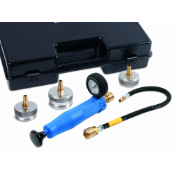 Werkzeuge – Qualität für Profis Kühlsystem-Prüfkoffer für Fahrzeugmodelle von VAG – LR 150_VAG verfügt über ein blaues Messgerät, einen schwarzen Schlauch und eine Auswahl an Metalladaptern, alles untergebracht in einem eleganten schwarzen Kunststoffkoffer – perfekt für Profis, die hochwertige Werkzeuge suchen. Jetzt kaufen