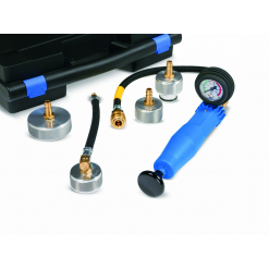 Werkzeuge – Qualität für Profis Ein blaues Handdruckmessgerät mit schwarzem Zifferblatt und diversen Metallbeschlägen ruht auf einer weißen Oberfläche und wertet Ihren preisgünstigen Kühlsystem-Prüfkoffer für Landmaschinen - LR 239 perfekt auf. Jetzt kaufen