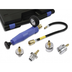 Werkzeuge – Qualität für Profis Kühlsystem-Prüfkoffer für Kia und Hyundai (alle Verbrennungsmot., Hybrid- u. Elektrofahrz) – LR 251 mit Manometer, Schlauch, blauem Griffwerkzeug und diversen Metalladaptern auf weißer Fläche. Im Hintergrund ist teilweise ein schwarzes Gehäuse zu sehen, perfekt für alle, die ihre Garageneinrichtung nach dem Kauf eines Schraubenschlüssel-Sets aufwerten möchten. Jetzt kaufen