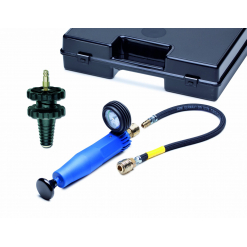 Werkzeuge – Qualität für Profis Der Kühlsystem-Prüfkoffer mit Universaladapter UA 50 - LR 310, ausgestattet mit blauem Griff und schwarzem Schlauch, umfasst eine schwarze Kunststoffarmatur und ist bequem in einem eleganten schwarzen Tragekoffer verstaut. Er ist perfekt zur Erweiterung Ihres Werkzeugkastens geeignet und ergänzt Ihr Schraubenschlüssel-Set-Kauferlebnis nahtlos. Jetzt kaufen