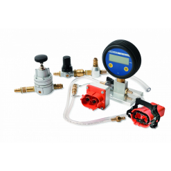 Werkzeuge – Qualität für Profis Das Dichtigkeitsprüf-Set digital f. großvol. Batteriegeh. (50...+50 mbar)-LTBGD 05_EV mit Gas- und Druckregelausrüstung wie Druckmesser, Ventilen, Schläuchen und Verbindungsstücken auf weißem Hintergrund ist perfekt für alle, die professionelle Werkzeuge zur Ergänzung ihrer Auswahl kaufen möchten. Jetzt kaufen