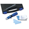 Werkzeuge – Qualität für Profis Das Analyse-Kit zur Probenentnahme und Qualitätsprüfung von AdBlue® - AEKP09_LR enthält ein Refraktometer mit blauem Griff, ideal für alle, die Werkzeuge in Premiumqualität suchen, sowie eine Kunststoffpipette, blaue Testpads und eine schwarze Tragetasche – alles ordentlich angeordnet auf einer weißen Oberfläche. Jetzt kaufen