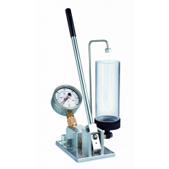 Werkzeuge – Qualität für Profis Das Einspritzdüsen-Testgerät 600 bar (Diesel/Benzin) mit Schleppzeiger - DET 063 ist ein manuelles Druckprüfgerät, ausgestattet mit einem langen Hebel, einem Druckmesser und einem transparenten zylindrischen Behälter auf einem stabilen Metallsockel – ideal für alle, die professionelles Werkzeug kaufen möchten. Jetzt kaufen