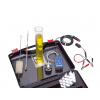 Werkzeuge – Qualität für Profis Das Kraftstoff-Identifikations-Kit - KIK 01_LR enthält einen Messzylinder mit gelber Flüssigkeit, Drähte, eine Bürste, ein Thermometer und andere Ausrüstung, praktisch untergebracht in einem offenen schwarzen Koffer. Es ist ideal für angehende Wissenschaftler, die vielleicht auch ein Schraubenschlüssel-Set erwerben möchten, um ihr Projekt-Toolkit zu erweitern. Jetzt kaufen
