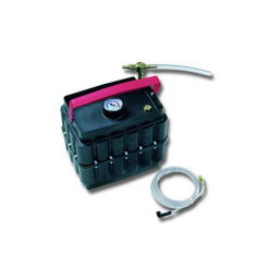 Werkzeuge – Qualität für Profis Eine schwarze Vakuum-Box (mit Füllstandsanzeige) mit Manometer, rosa Griff und Schlauchanschlüssen wird vor einem weißen Hintergrund angezeigt und ist somit die ideale Wahl für alle, die ein Werkzeug kaufen möchten. Jetzt kaufen