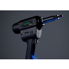 Werkzeuge – Qualität für Profis Vor einem dunklen Hintergrund ist ein schwarzes Q-Tool® Akku-Blindnietmuttergerät Q-Tool® N12XL SET zu sehen. Es sieht aus wie ein elektrisches oder pneumatisches Werkzeug mit einem Abzugsgriff, perfekt für Heimwerker, die nach günstigen Elektrowerkzeugen suchen. Jetzt kaufen