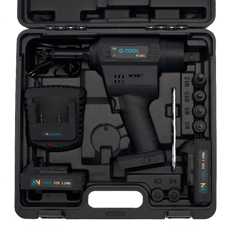 Werkzeuge – Qualität für Profis Wir präsentieren das Q-Tool® Akku-Blindnietmuttergerät Q-Tool® N12XL SET, ein elegantes schwarzes Elektrowerkzeugset, das sich ideal für Heimwerker eignet. Dieses umfassende Set wird in einem praktischen Tragekoffer geliefert und umfasst ein Akkuschrauber-Set mit einer Akku-Bohrmaschine, einem Akkuladegerät, zwei Akkus und einer Auswahl an Bohrern. Jetzt kaufen