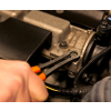 Werkzeuge – Qualität für Profis Eine Hand verwendet das FLEX-A-TOOL® FLX 1000 7 tlg., um ein Teil in der Nähe eines Motors in einem Fahrzeug zu halten und zeigt dabei die Präzision und Qualität, die Sie von professionellen Werkzeugen erwarten. Jetzt kaufen