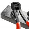 Werkzeuge – Qualität für Profis Nahaufnahme einer Schraube, die mit einer Zange mit roten Griffen auf einer Metalloberfläche gedreht wird, ideal für alle, die das FLEX-A-TOOL® FLX 1000 7 tlg. kaufen oder ihre Schraubenschlüsselsatzsammlung erweitern möchten. Jetzt kaufen