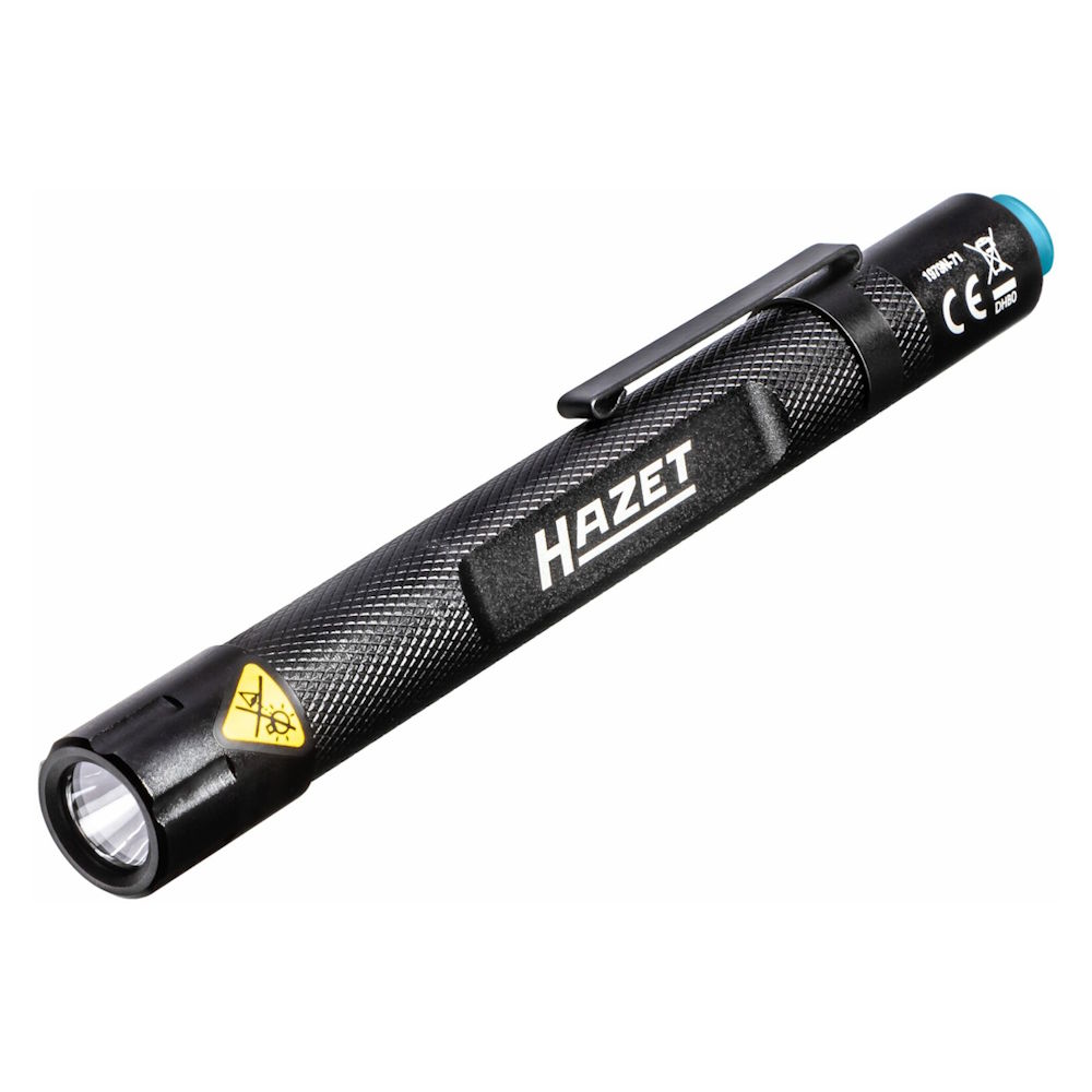Werkzeuge – Qualität für Profis Die Hazet LED Stiftleuchte 1979N-71 ist eine schwarze Taschenlampe im Stiftstil mit Clip, blauem Knopf am Ende, strukturiertem Griff und Sicherheitssymbol. Jetzt kaufen