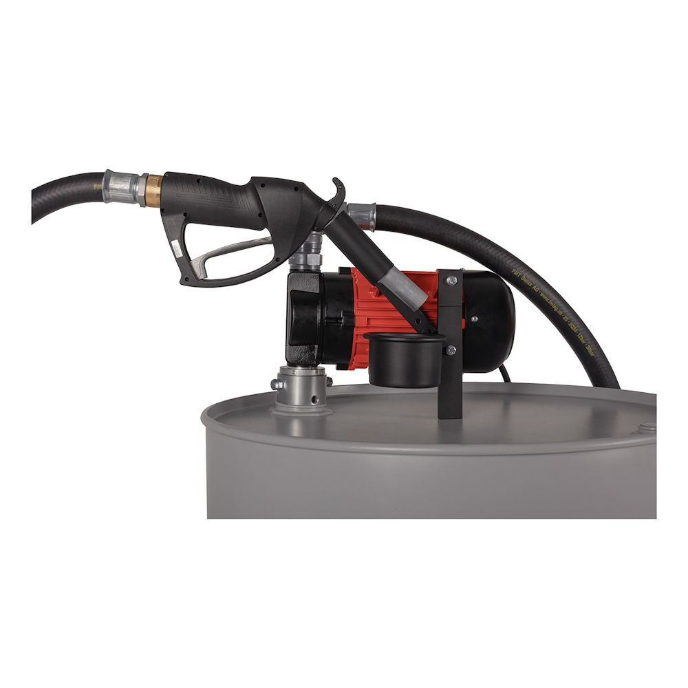 Werkzeuge – Qualität für Profis Nahaufnahme einer Kraftstoffumfüllpumpe mit Schlauch und Zapfpistole, die an der Spitze eines grauen Metallfasses befestigt ist. Jetzt kaufen