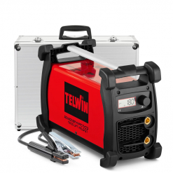 Werkzeuge – Qualität für Profis Das rot-schwarze TELWIN ADVANCE 227 XT MV/PFC VRD-Schweißgerät ist mit einer digitalen Anzeige, Kabeln und einem silbernen Tragekoffer im Hintergrund zu sehen. Jetzt kaufen