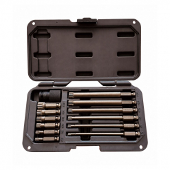 Werkzeuge – Qualität für Profis Ein schwarzer Kunststoffkoffer mit geöffnetem Deckel, in dem sich ein SENECA Power Bit Klingen Set XZN M6-M14 SE-966 befindet: neun lange Schraubendreherbits und ein Steckdosenadapter, alle übersichtlich in passenden Schlitzen angeordnet. Jetzt kaufen
