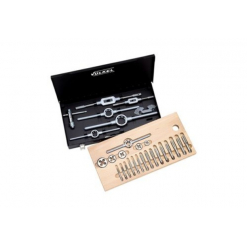 Werkzeuge – Qualität für Profis Das 30-teilige VÖLKEL-Set „Handgewindebohrer + Schneideisen G (BSP) 1/4–1.1/2“ enthält eine Vielzahl von Gewindeschneidwerkzeugen, die übersichtlich in einer Box und einer Schale angeordnet sind, sowie hochwertige Metallkomponenten zum Anbringen und Reparieren von Gewinden. Jetzt kaufen