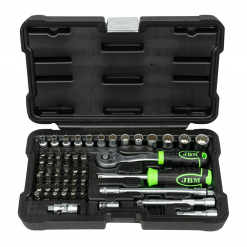 Werkzeuge – Qualität für Profis Offener schwarzer Kunststoffkoffer, in dem der 56-teilige JBM-Werkzeugsatz mit 1/4"-12-Kant-Steckschlüsseleinsätzen (verzinkt), verschiedenen Schraubendrehereinsätzen sowie zwei grünen und schwarzen Griffen der Marke JBM übersichtlich angeordnet ist. Jetzt kaufen