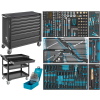 Werkzeuge – Qualität für Profis Collage aus einem Werkzeugschrank auf Rollen, offenen Werkzeugablagen mit übersichtlich angeordneten Handwerkzeugen, einem Werkzeugwagen und einem blauen Koffer mit Bohrern. Jetzt kaufen