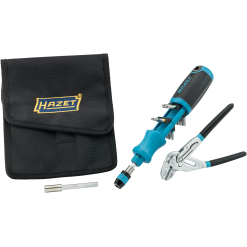 Werkzeuge – Qualität für Profis Hazet-Werkzeugset mit schwarzer Tragetasche, einem blau-schwarzen Ratschen-Schraubendreher mit Bits, einer Zange und einem Verlängerungsstück aus Metall vor weißem Hintergrund. Jetzt kaufen