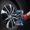 Werkzeuge – Qualität für Profis Mit Handschuhen zieht eine Hand eine Radmutter an einem Autorad mit Honda-Logo fest – mithilfe des Ronix 8655 Akku-Schlagschraubers 20 V Brushless – 550 Nm, 2× 4 Ah. Jetzt kaufen