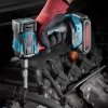 Werkzeuge – Qualität für Profis Eine Hand in einem Handschuh zieht mit einem blau-schwarzen, akkubetriebenen Ronix-Schlagschrauber eine Schraube am Motor eines Autos fest. Jetzt kaufen