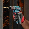 Werkzeuge – Qualität für Profis Eine Hand in einem Handschuh hält einen Akku-Bohrer der Marke Ronix mit einem Bohrer, der Funken sprüht, während er in eine Metalloberfläche bohrt. Jetzt kaufen