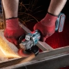 Werkzeuge – Qualität für Profis Eine Person mit roten Handschuhen schneidet mit einem Handwinkelschleifer Metall und erzeugt dabei helle Funken vor einem dunklen Hintergrund. Jetzt kaufen