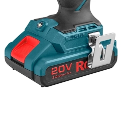 Werkzeuge – Qualität für Profis Nahaufnahme eines blau-schwarzen Gehäuses eines akkubetriebenen Elektrowerkzeugs mit einem 20-V-Akku (2000 mAh), einem Gürtelclip aus Metall und einem roten Knopf. Jetzt kaufen