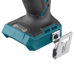 Werkzeuge – Qualität für Profis Nahaufnahme des Sockels eines Akku-Elektrowerkzeugs mit angebrachtem Metall-Gürtelclip und sichtbaren Bedientasten. Jetzt kaufen