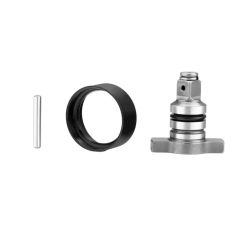 Werkzeuge – Qualität für Profis Drei in einer Reihe angeordnete Metallteile: ein zylindrischer Stift, ein schwarzer Ring und eine Metallhalterung mit zwei O-Ringen und einem Flanschsockel, vor weißem Hintergrund. Jetzt kaufen