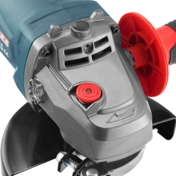 Werkzeuge – Qualität für Profis Nahaufnahme eines elektrischen Winkelschleifers, auf der das Motorgehäuse, die Lüftungsschlitze, der rote Einstellknopf und die Schutzhaube zu sehen sind. Jetzt kaufen